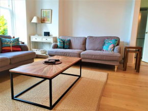 Roseneath Place - Lovely 2 bed near Meadows with private parking